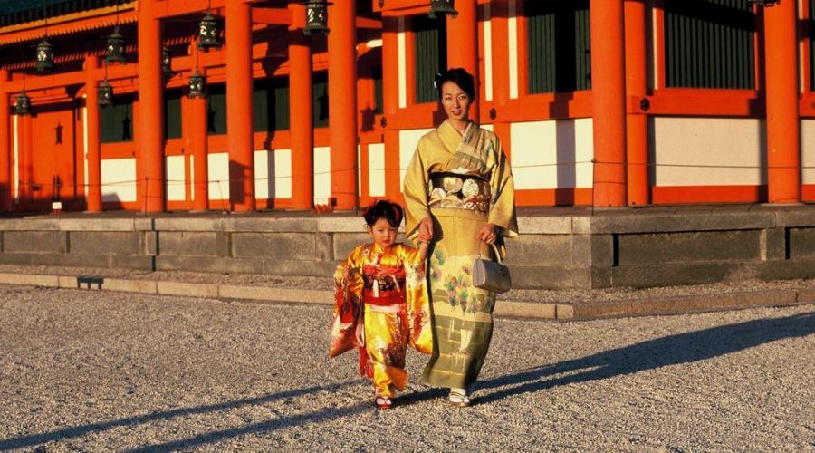 Frau und Kind vor dem Heian Schrein