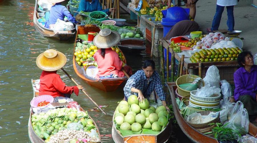 Schwimmender Markt mit Booten